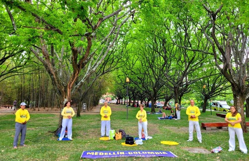 Image for article Medellín, Colombia: Los practicantes celebran el Día Mundial de Falun Dafa