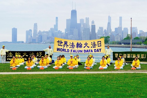 Image for article Chicago, Illinois: Los practicantes expresan su gratitud a Shifui en el Día de Falun Dafa