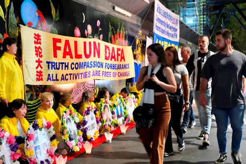 Image for article Melbourne, Australia: vigilia con velas en memoria de las víctimas de la persecución en China