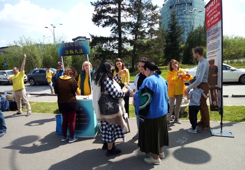 Image for article Bucarest, Rumania: Practicantes de Falun Dafa conmemoran el 24 aniversario de la Apelación pacífica del 25 de abril