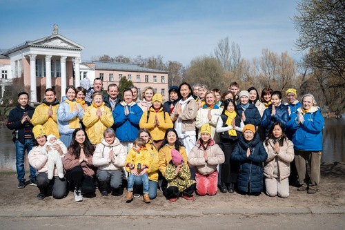 Image for article Moscú, Rusia: Los practicantes expresan su gratitud al fundador de Falun Dafa en el Día Mundial de Falun Dafa el 13 de mayo