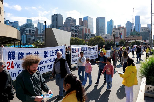Image for article Melbourne, Australia: Los practicantes conmemoran la Apelación Pacífica del 25 de Abril con un muro de banderas