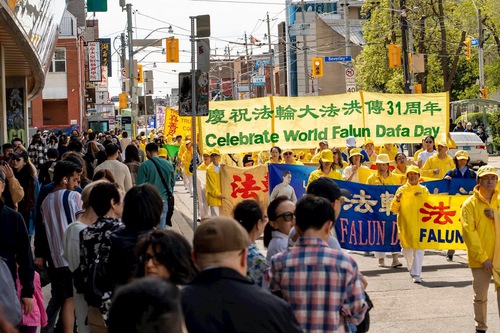 Image for article Canadá: La gente elogia los principios de Falun Dafa durante las celebraciones en Toronto