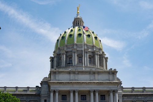 Image for article La bandera izada en el Capitolio del Estado de Pensilvania rinde homenaje a las destacadas contribuciones del Sr. Li Hongzhi