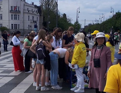 Image for article Budapest, Hungría: Celebrando el Día Mundial de Falun Dafa
