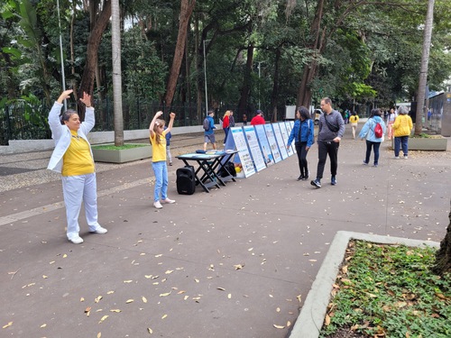 Image for article San Pablo, Brasil: Los practicantes celebran el Día Mundial de Falun Dafa