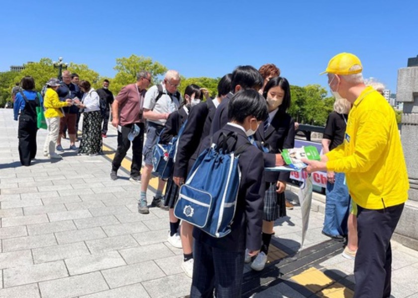 Image for article Japón: Las personas que visitan la Cumbre del G7 en Hiroshima firman una petición para poner fin a la persecución a Falun Dafa