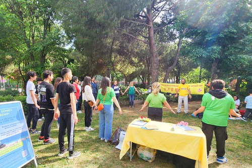 Image for article Estambul, Turquía: Presentación de Falun Dafa en el Festival del Medio Ambiente de Kadıköy