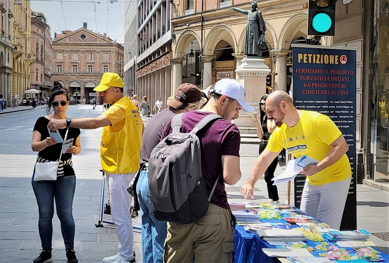 Image for article Bolonia, Italia: la gente apoya las iniciativas de los practicantes de Falun Dafa para poner fin a la persecución