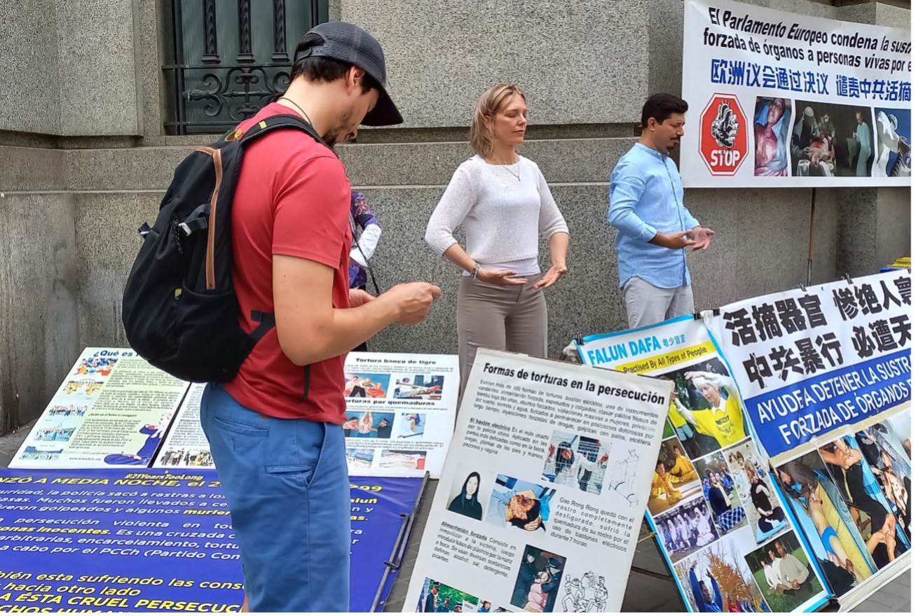 Image for article España: la gente firma una petición para acabar con la persecución en un evento en Barcelona