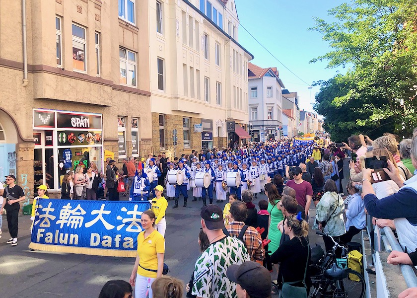 Image for article Bielefeld, Alemania: Falun Dafa es bien recibido en el Festival Cultural