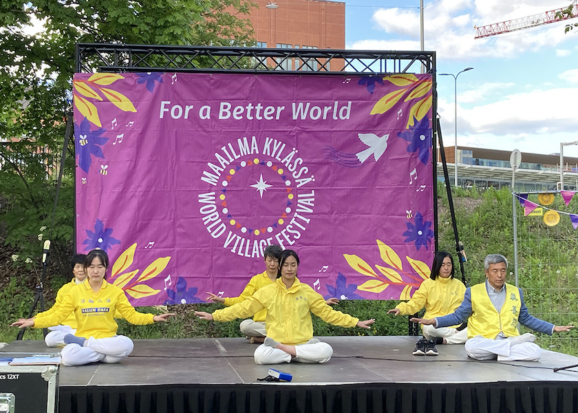 Image for article Finlandia: La gente conoce Falun Dafa en el Festival Cultural de la Aldea Mundial