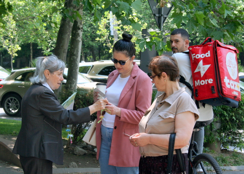Image for article Bucarest, Rumanía: los espectadores de una demostración de ejercicios de Falun Dafa sienten la energía positiva