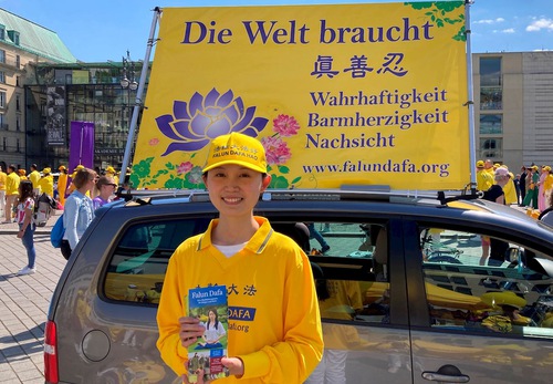 Image for article Berlín, Alemania: jóvenes practicantes de Falun Dafa participan en los eventos del Día Mundial de Falun Dafa en la Puerta de Brandemburgo
