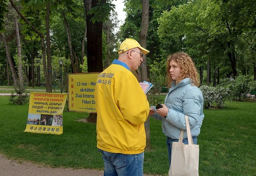 Image for article Chisinau, Moldavia: Celebrando el Día Mundial de Falun Dafa en la Capital de la Nación