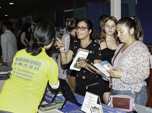 Image for article Florida: Presentando Falun Dafa en la Exposición Cuerpo, Mente y Espíritu de Tampa