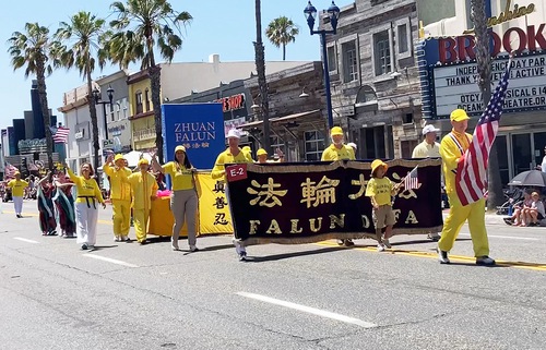 Image for article Sur de California: El grupo de Falun Dafa impresiona en el desfile de la Independencia de Oceanside