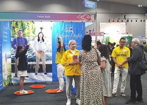 Image for article Melbourne, Australia: Promoviendo Falun Dafa en el Festival Mente, Cuerpo y Espíritu