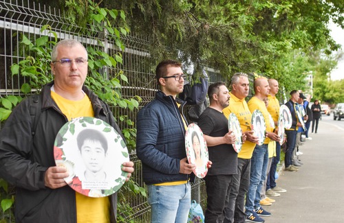 Image for article Rumania: Los transeúntes quieren aprender Falun Dafa en el Día Mundial de Falun Dafa