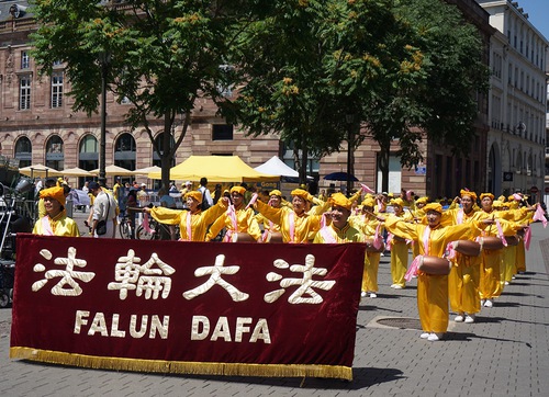 Image for article Estrasburgo, Francia: Generando conciencia sobre la persecución a Falun Dafa en el Día Internacional de Apoyo a las Víctimas de la Tortura