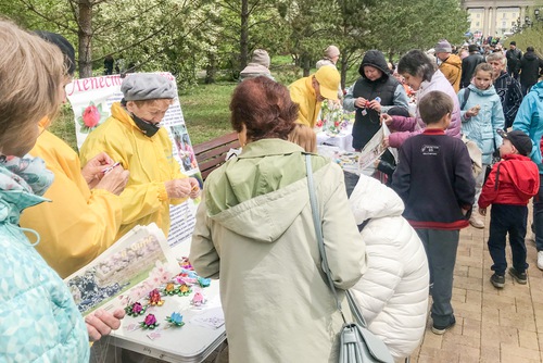Image for article Angarsk, Rusia: Practicantes de Falun Dafa presentan la práctica en el Día de la Ciudad de Angarsk