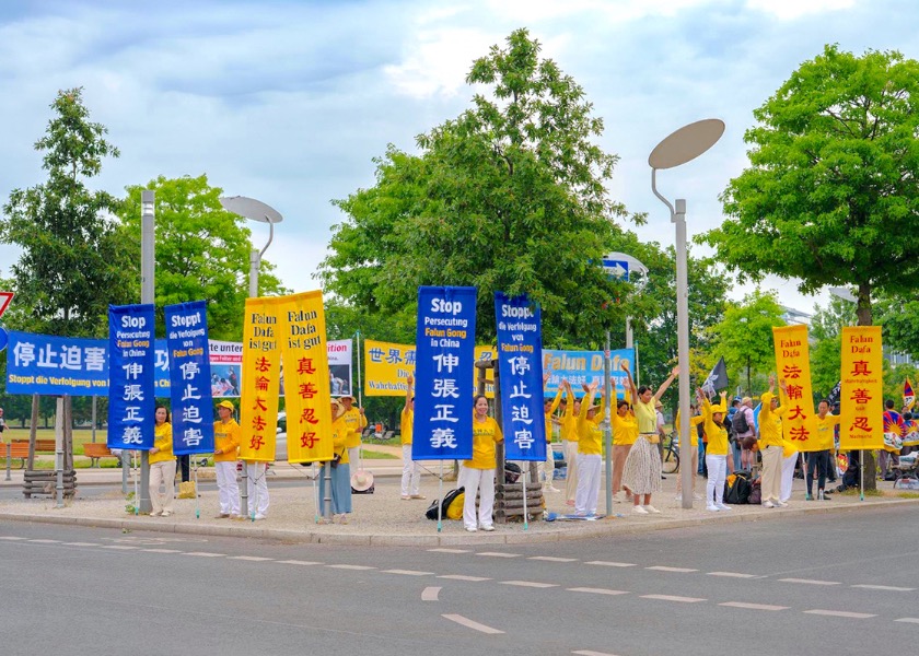 Image for article ​Alemania: Los practicantes exponen la persecución a Falun Dafa durante la visita del primer ministro del PCCh