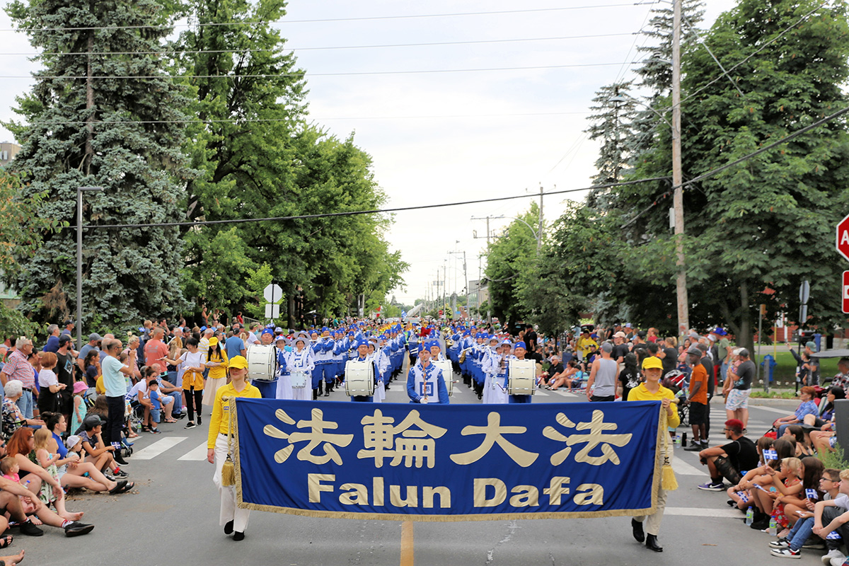 Image for article Salaberry-de-Valleyfield, Canadá: los lugareños expresan su interés en Falun Dafa durante el Desfile de la Fiesta Nacional