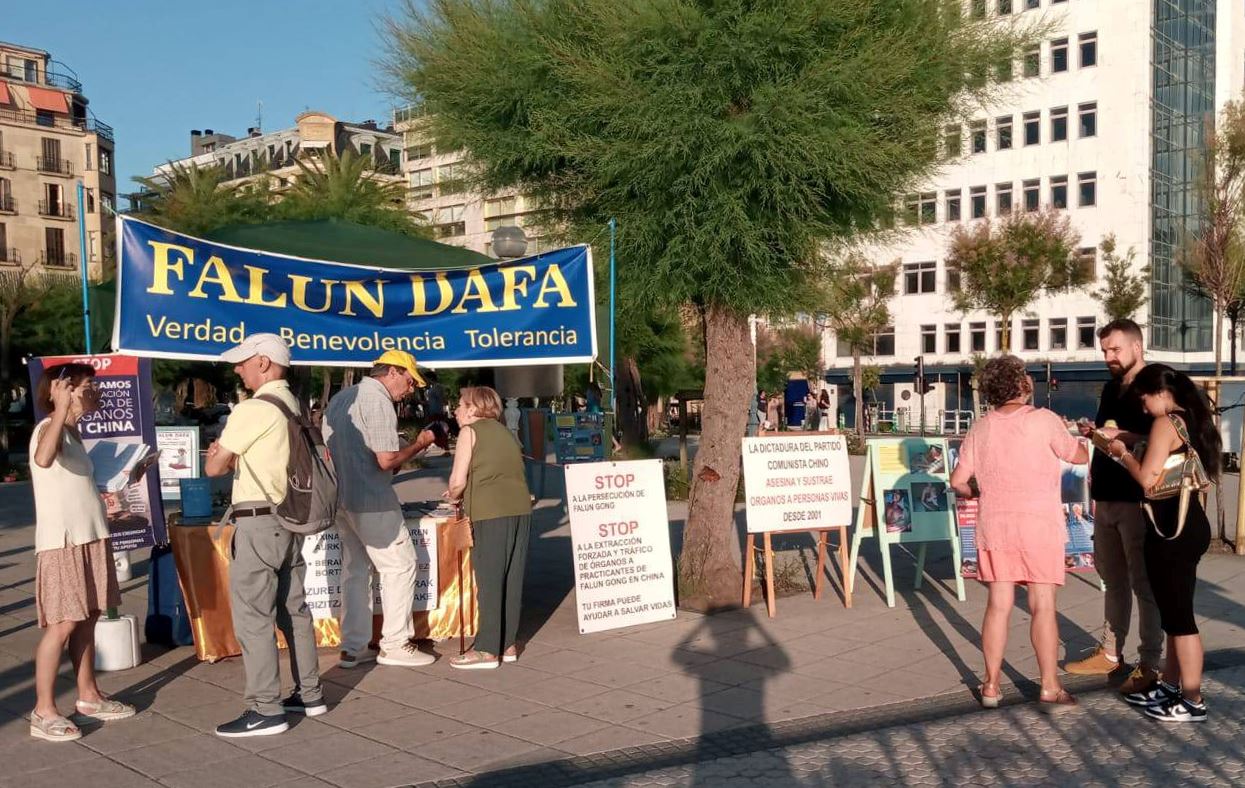 Image for article España: la gente conoce Falun Dafa y la actual persecución en un evento en San Sebastián