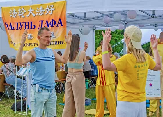 Image for article Moscú, Rusia: Aprendiendo sobre Falun Dafa en el Festival de Yoga