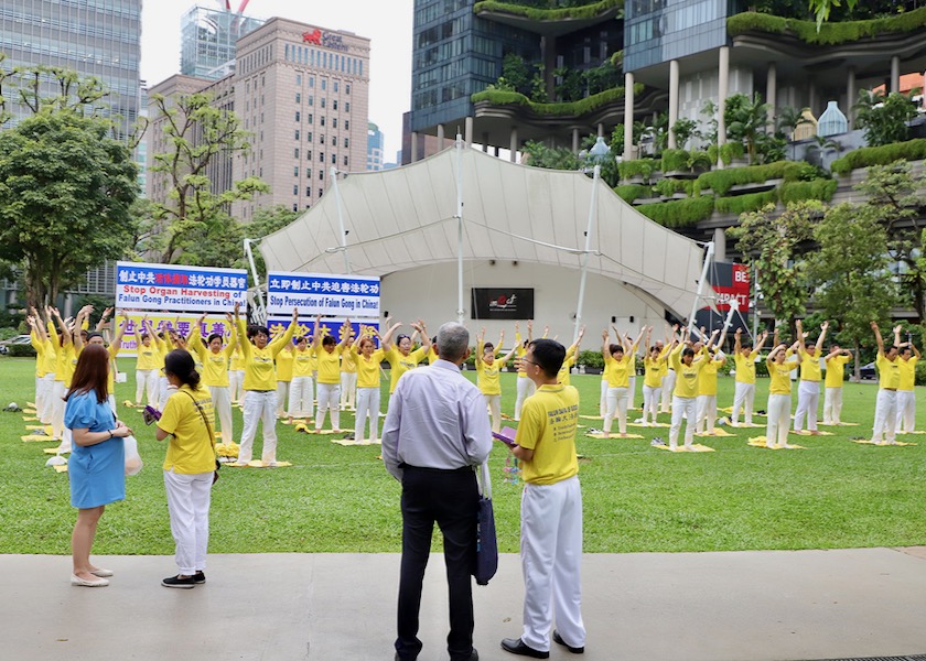 Image for article Singapur: Concentración de practicantes y vigilia con velas en protesta pacífica por la persecución de 24 años a Falun Dafa