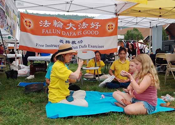 Image for article Nueva York: Residentes del norte del estado conocen Falun Dafa en la celebración del Día de la Independencia