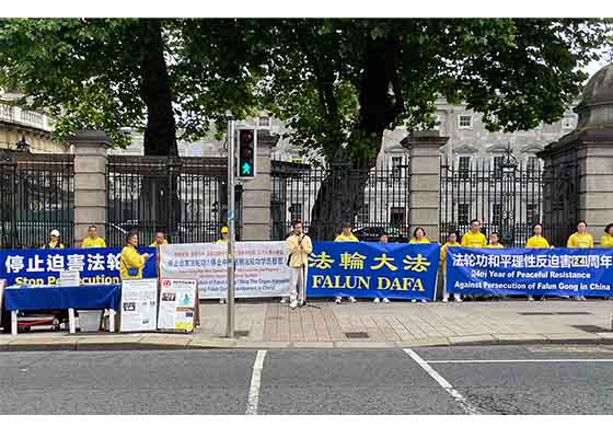 Image for article Dublín, Irlanda: Concentración para conmemorar el 24.º año de manifestaciones pacíficas contra la persecución, funcionarios expresan su apoyo