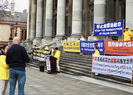 Image for article Australia: Líderes comunitarios condenan los 24 años de persecución a Falun Dafa en una manifestación