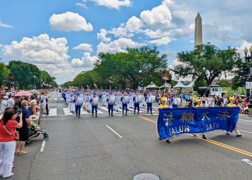 Image for article Washington D. C.: Contingente de Falun Dafa elogiado por espectadores en el Desfile del Día de la Independencia Nacional