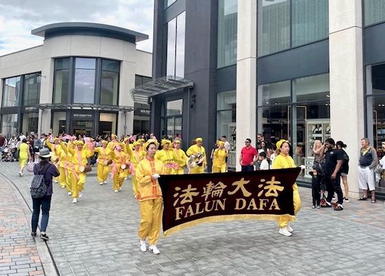 Image for article Reino Unido: los practicantes de Falun Dafa reciben grandes elogios en el desfile del Carnaval de Chelmsford