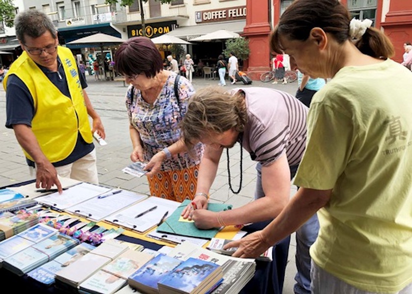 Image for article Mannheim, Alemania: Apoyo público a los esfuerzos de los practicantes de Falun Dafa para acabar con la persecución