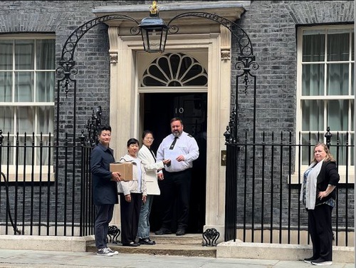Image for article Londres: Entrega de firmas en el despacho del Primer Ministro y conmemoración por las víctimas