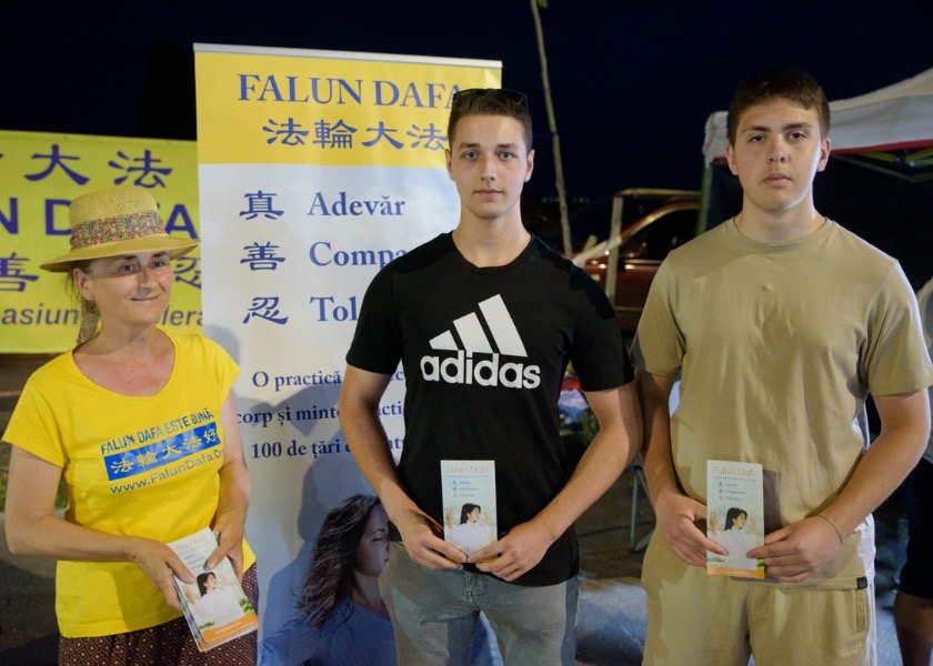 Image for article ​Galați, Rumania: La juventud simpatiza con los principios de Falun Dafa