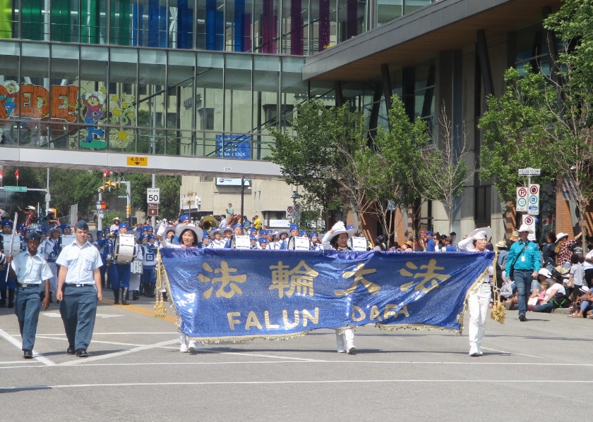 Image for article Canadá: Espectadores disfrutan de la presencia de Falun Dafa en el desfile de la Estampida de Calgary