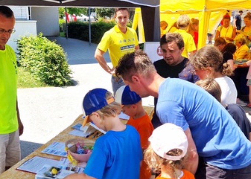 Image for article Austria: Los practicantes reciben una calurosa bienvenida al presentar Falun Dafa a orillas del Lago Constanza