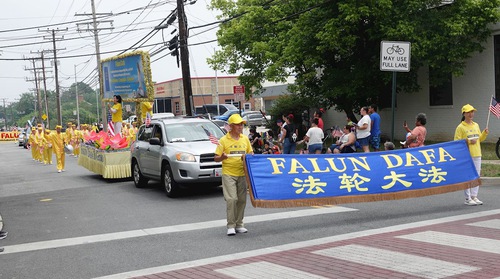 Image for article ​Maryland, EE. UU: La gente elogia a Falun Dafa durante el desfile del Día de la Independencia de Laurel
