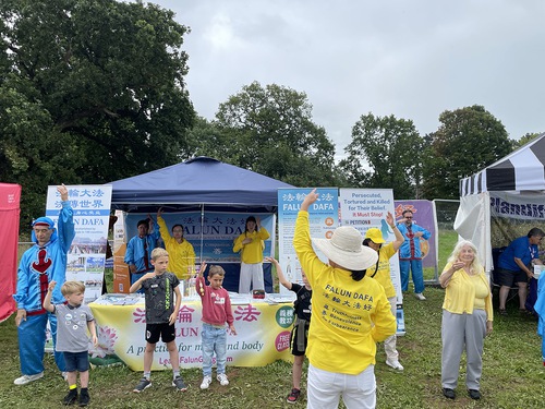 Image for article Reino Unido: Promoviendo Falun Dafa en la Fiesta Internacional de Globos de Bristol