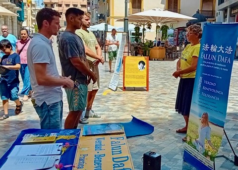 Image for article Cartagena, España: Presentando Falun Dafa a residentes locales y turistas