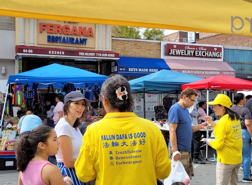 Image for article Nueva York: Los asistentes a la feria callejera de Rego Park conocen  Falun Dafa