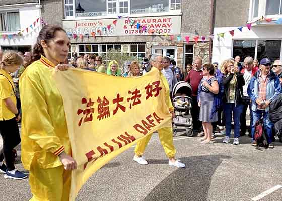 Image for article REINO UNIDO: Los practicantes desfilan en un festival de arte para difundir la belleza de Falun Dafa