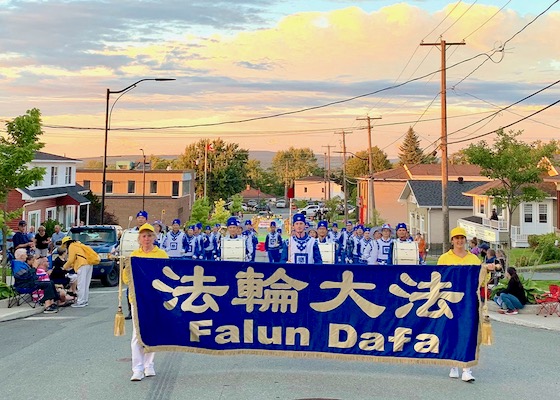 Image for article ​Quebec: Practicantes asisten al Desfile del Festival de la Comida, los lugareños experimentan la belleza de Falun Dafa