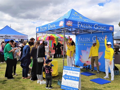 Image for article Australia: Visitantes atraídos por los principios de Dafa en la Feria Comunitaria en Perth