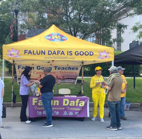 Image for article Estado de Nueva York, EE. UU.: Practicantes de Falun Dafa participan en el Festival del Bagel de Monticello