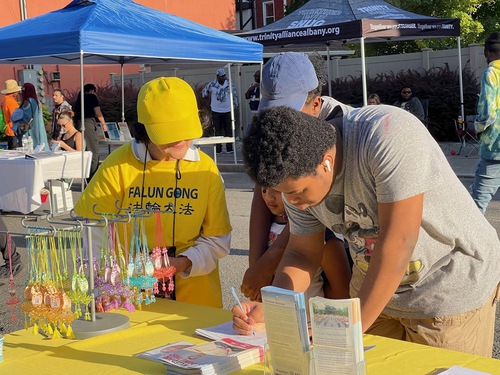 Image for article Albany, Nueva York: El puesto de Falun Gong atrae interés en el evento National Night Out