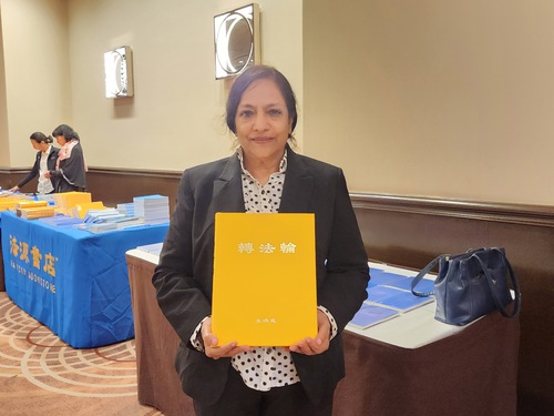 Image for article ​Canadá: practicantes de diversas etnias compran libros de Falun Dafa en el Fahui canadiense